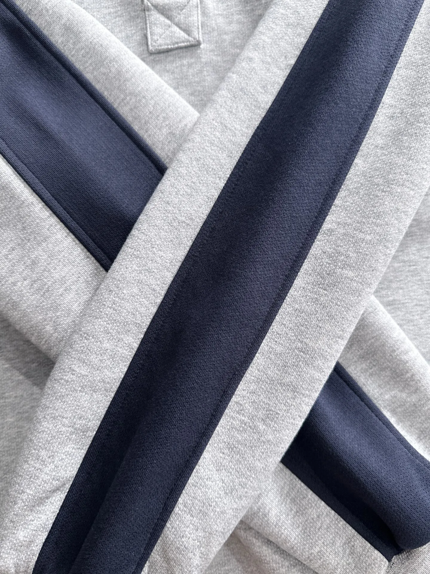 P360 Shitou Daojia's first release of 25ss autumn and winter new lapel sweatshirt long-sleeved men and women. Many celebrities share the same style. Craftsmanship that ordinary small workshops cannot copy. We are not afraid of any challenges in terms of materials, detail restoration and craftsmanship, just to provide you with wonderful products. Compare the top original versions at will. No expense is spared just to do better. Unique imported fabric feel. Purely imported German machine production. Precision operation. Thousands of needles density. Full set of new accessories with three standards for simultaneous customization. The upper body is versatile and fashionable. A perfect choice for autumn and winter. A must-have item. Size chart: m-4XL (Please state your height and weight when placing an order.